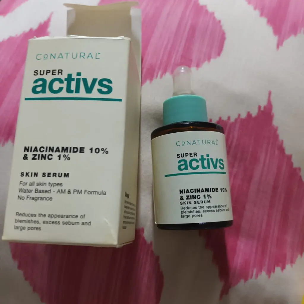 conatural niacinamide serum 10% conatural niacinamide serum placed on pillow